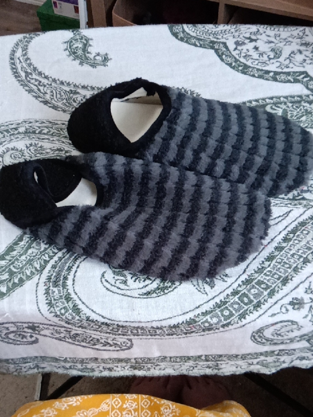 🌻Black & Gray Slippers Size 11